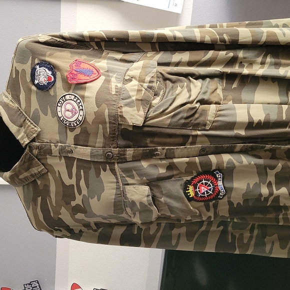Long sleeve army print oversized dress shirt with 1986 patches! - Picture 6 of 6